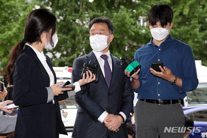 [서울=뉴시스] 조성우 기자 = 성남 대장동 개발 특혜 의혹이 불거진 화천대유 대주주 김만배 씨가 지난달 27일 서울 용산구 용산경찰서에 참고인 신분으로 출석하며 취재진 질문에 답하고 있다. 2021.09.27. xconfind@newsis.com