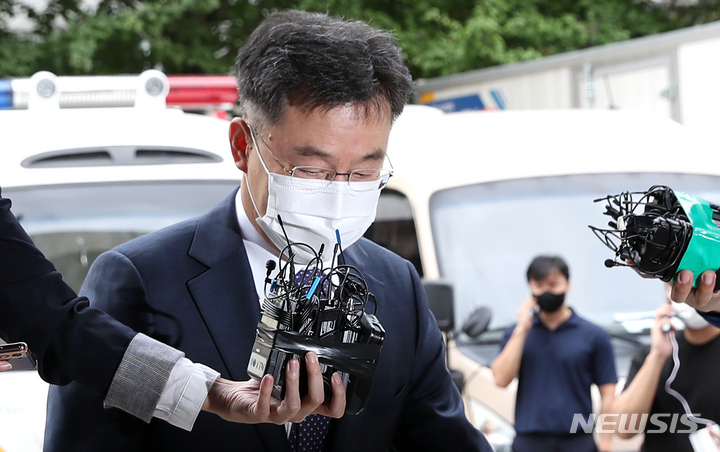 [서울=뉴시스] 조성우 기자 = 성남 대장동 개발 특혜 의혹이 불거진 화천대유 대주주 김만배씨가 지난달 27일 오전 서울 용산구 용산경찰서에 참고인 신분으로 출석하고 있다. 2021.09.27. xconfind@newsis.com