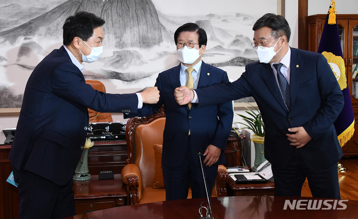 [서울=뉴시스] 최동준 기자 = 윤호중 더불어민주당 원내대표, 김기현 국민의힘 원내대표가 27일 서울 여의도 국회에서 열린 박병석 국회의장 주재 여야 원내대표 회동에서 인사하고 있다. (공동취재사진) 2021.09.27. photo@newsis.com