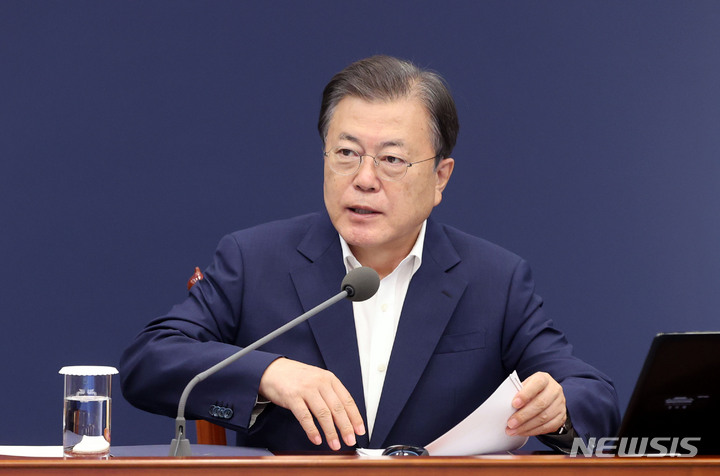 [서울=뉴시스] 김진아 기자 = 문재인 대통령이 27일 청와대에서 열린 수석보좌관회의에서 발언하고 있다. 2021.09.27. bluesoda@newsis.com