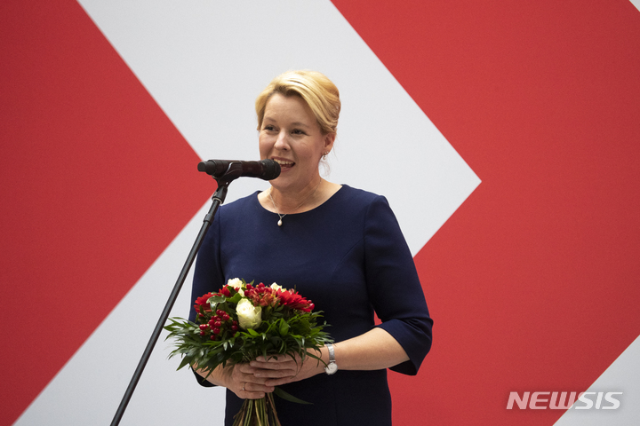 [베를린(독일)=AP/뉴시스]26일(현지시간) 치러진 베를린시의회 선거에서 중도 좌파 사회민주당(SPD) 승리하며서 가정·노인·여성·청소년부 장관을 지낸 프란치스카 기파이(43)가 베를린시를 시장으로서 이끌게 됐다. 그가 27일 기자회견에서 발언하고 있는 모습. 2021.09.27.