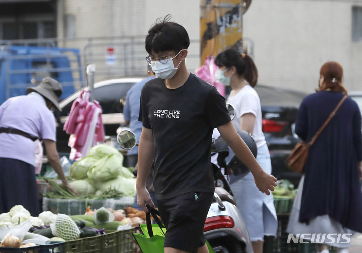 [타이베이=AP/뉴시스]2021년 9월27일 대만 타이베이의 야외 시장의 모습.