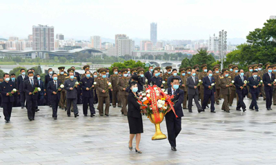 [서울=뉴시스] 북한 최고인민회의 대의원들 꽃바구니 진정. 2021.09.28. (사진=노동신문 캡처) *재판매 및 DB 금지