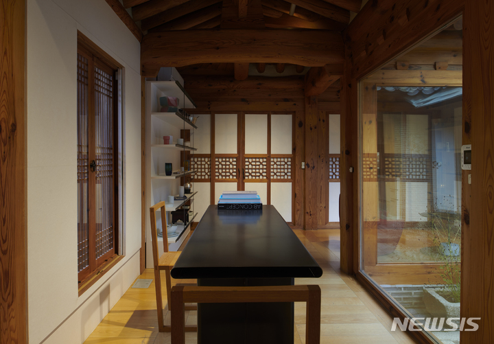 [서울=뉴시스] (재) 아름지기 설립 20주년 기념 특별전 '홈, 커밍' (사진= (재) 아름지기 제공) 2021.09.28. p photo@newsis.com