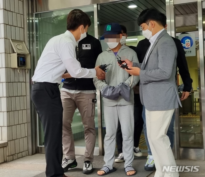 [의정부=뉴시스] 송주현 기자 = 의정부교도소 입감을 앞두고 수갑을 찬 채 도주한 뒤 28시간만에 자수한 20대 A씨가 28일 오전 의정부지법에서 열린 구속 전 피의자심문(영장실질심사)을 마치고 법원 현관을 나오고 있다. 2021.09.28. atia@newsis.com