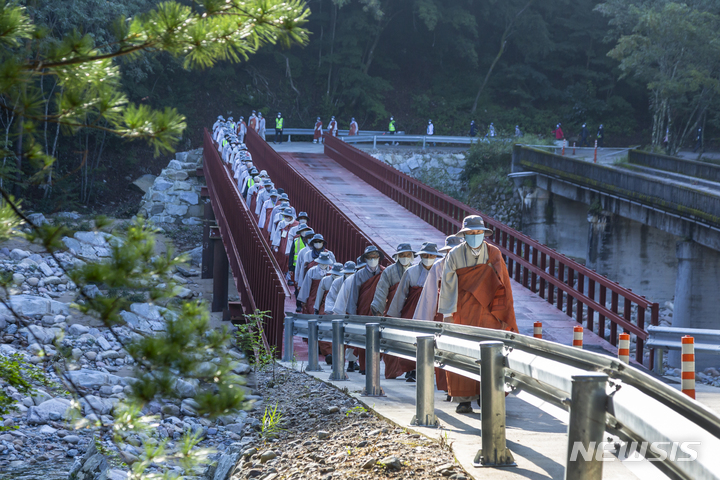 [서울=뉴시스] 삼보사찰 천리순례에 앞두고 9월 진행된 백담사 예비순례 (사진=상월선원 제공) 2021.09.28. photo@newsis.com