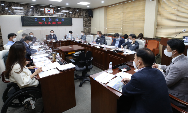 [홍성=뉴시스] 홍성군의회 정책협의회 모습. *재판매 및 DB 금지