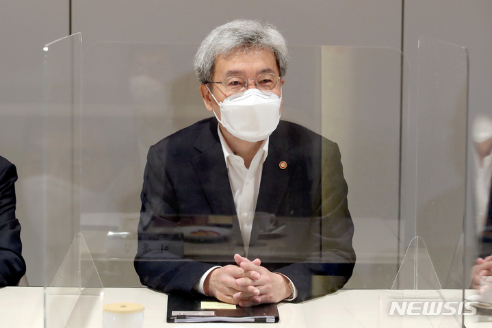 [서울=뉴시스] 김병문 기자 = 고승범 금융위원회 위원장이 28일 오전 서울 중구 은행연합회에서 열린 정책금융기관장 간담회에서 발언하고 있다. 2021.09.28. dadazon@newsis.com