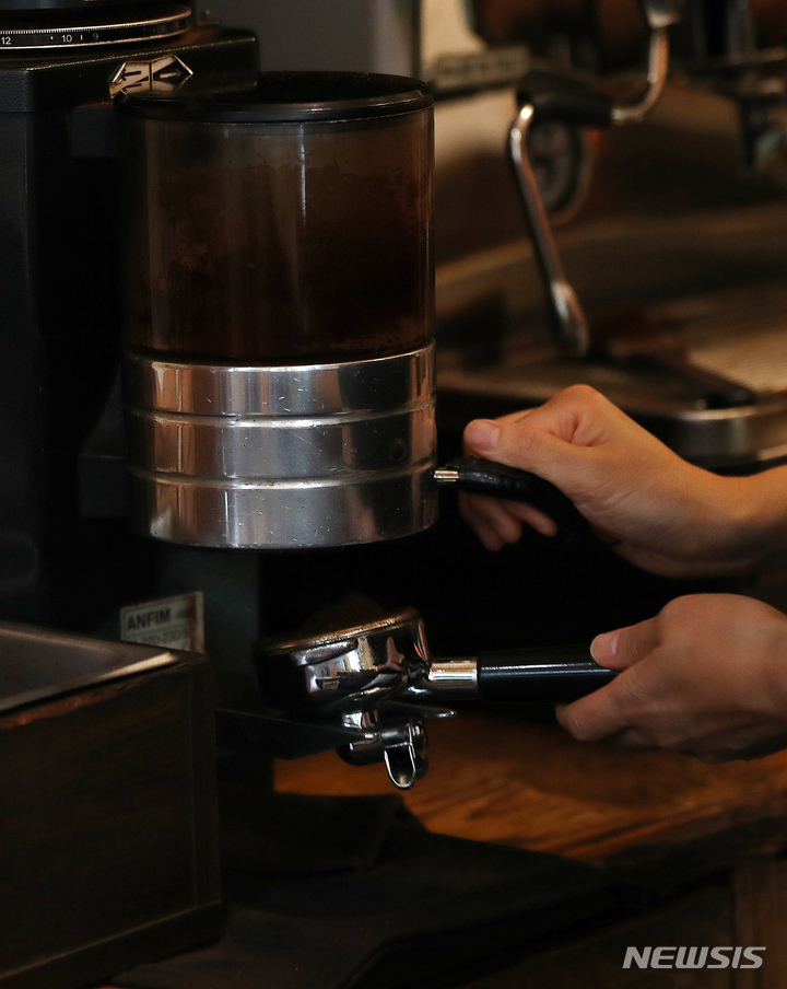 [서울=뉴시스] 서울 시내 한 카페에서 가게 주인이 커피를 만들고 있다. (사진=뉴시스 DB). photo@newsis.com