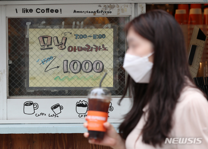 [서울=뉴시스] 백동현 기자 = ﻿﻿프랜차이즈 커피점의 커피가 비(非)프랜차이즈 커피점이나 대용량 커피점의 커피보다 특별히 맛이 더 뛰어난 것은 아니라는 연구 결과가 나왔다. 2021.09.28. livertrent@newsis.com