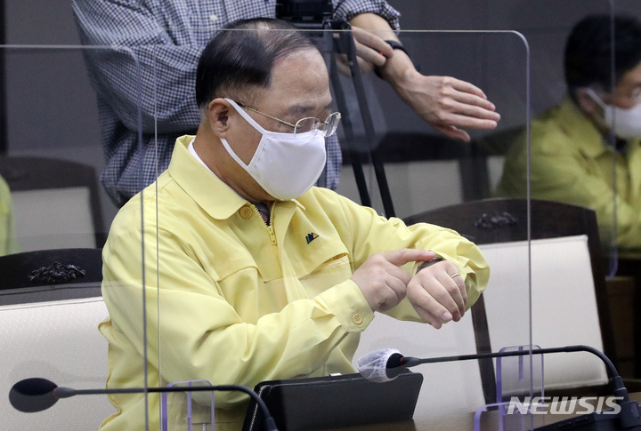 [세종=뉴시스] 강종민 기자 = 홍남기 부총리 겸 기획재정부 장관. 2021.09.28. ppkjm@newsis.com