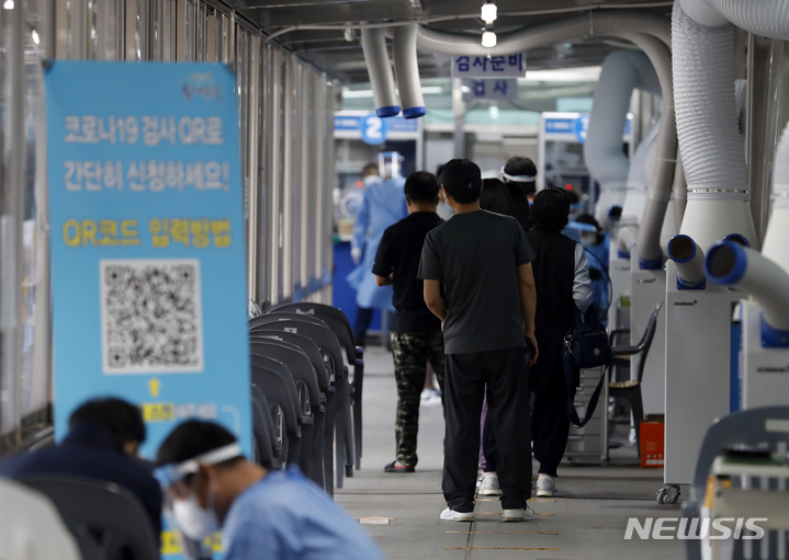 [서울=뉴시스] 고승민 기자 = 코로나19 신규 확진자가 0시 기준 2,289명을 기록한 28일 서울 동대문구 코로나19 선별진료소를 찾은 시민이 검사를 기다리고 있다. 2021.09.28. kkssmm99@newsis.com