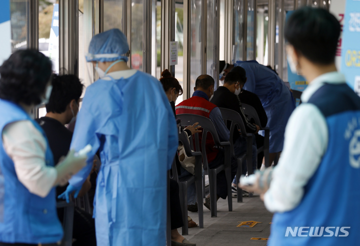 [서울=뉴시스] 고승민 기자 = 코로나19 신규 확진자가 0시 기준 2,289명을 기록한 28일 서울 동대문구 코로나19 선별진료소를 찾은 시민이 검사를 기다리고 있다. 2021.09.28. kkssmm99@newsis.com