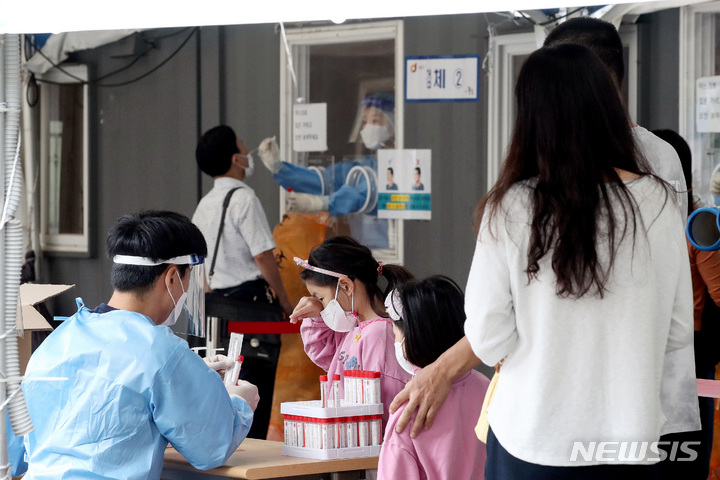 [서울=뉴시스] 김병문 기자 = 코로나19 일일 신규 확진자 수가 2289명으로 집계된 28일 오전 서울 중구 서울역에 마련된 임시선별검사소에서 어린이가 검사를 기다리고 있다. 2021.09.28. dadazon@newsis.com