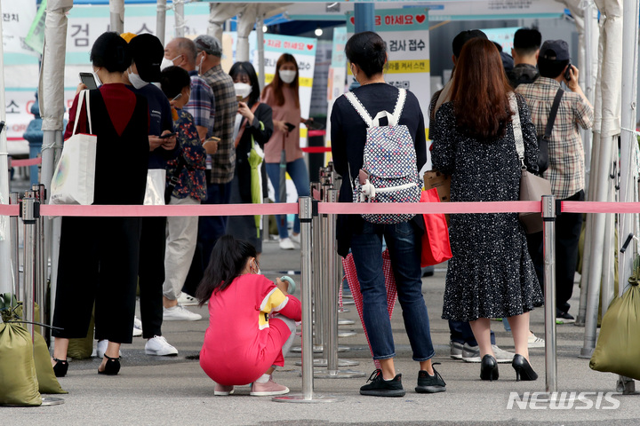[서울=뉴시스] 김병문 기자 = 지난 28일 오전 서울 중구 서울역에 마련된 임시선별검사소에서 시민들이 검사를 기다리고 있다. 2021.09.28. dadazon@newsis.com