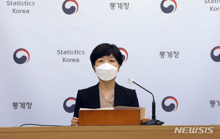 [세종=뉴시스] 강종민 기자 = 김수영 통계청 인구동향과장이 28일 오전 정부세종청사에서 2020년 사망원인 통계를 발표하고 있다. 지난해 총 사망자 수는 30만 4948명으로 사망원인통계 작성 이래 최대로 집계됐다. 2021.09.28. ppkjm@newsis.com