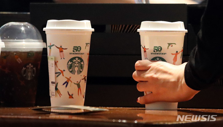 [서울=뉴시스] 권창회 기자 = 28일 오전 서울 중구 스타벅스 프레스센터점에서 시민들이 리유저블 컵에 담긴 커피를 테이크아웃 해가고 있다. 2021.09.28. kch0523@newsis.com