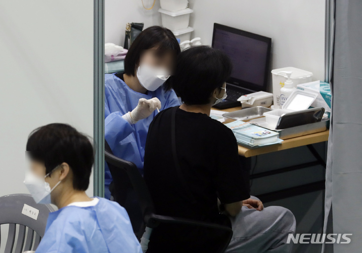 [서울=뉴시스] 고승민 기자 = 지난달 28일 서울 동대문구 예방접종센터에서 시민이 접종을 하고 있다. 1차 접종 완료자 수는 누적 3851만1292명(인구 대비 75.0%)이다. 2021.09.28. kkssmm99@newsis.com