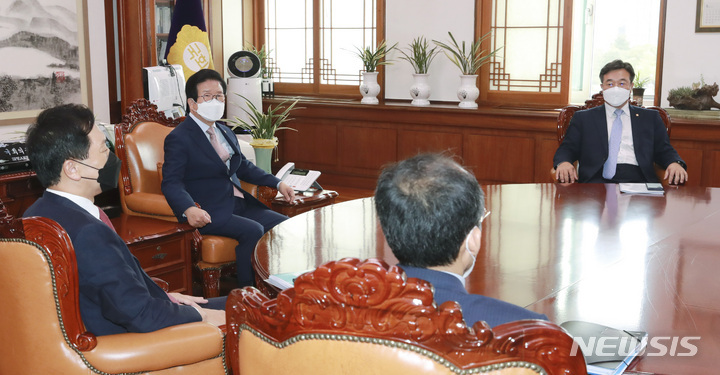 [서울=뉴시스] 최동준 기자 = 박병석 국회의장이 28일 서울 여의도 국회에서 윤호중 더불어민주당 원내대표, 김기현 국민의힘 원내대표와 언론중재법 개정안 상정 논의 회동을 하고 있다. (공동취재사진) 2021.09.28. photo@newsis.com