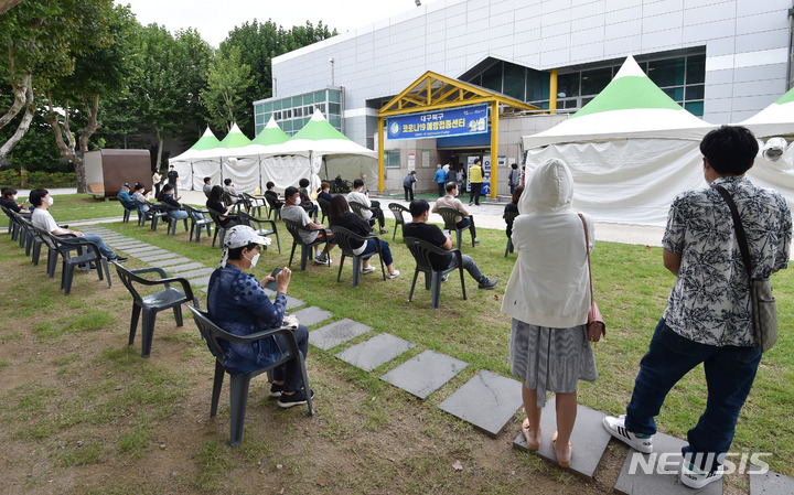 [대구=뉴시스] 이무열 기자 = 코로나19 예방접종대응추진단에 따르면 0시 기준 코로나19 백신 접종 완료자 수가 2,395만1,629명으로 인구 대비 46.6%를 기록한 28일 오전 대구 북구 코로나19 예방접종센터에서 시민들이 백신 접종 순서를 기다리고 있다. 2021.09.28. lmy@newsis.com