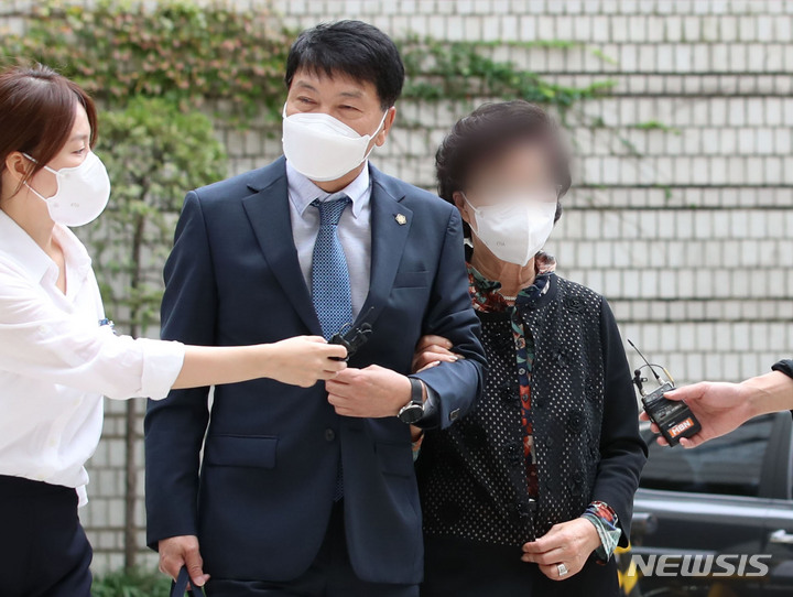 [서울=뉴시스] 박미소 기자 = 불법 요양병원을 운영하면서 수십억원대 요양급여를 부정수급한 혐의로 재판에 넘겨진 윤석열 전 검찰총장의 장모 최모(74, 오른쪽)씨가 지난달 28일 오후 서울 서초구 서울고등법원에서 열린 항소심 2차 공판에 출석하고 있다. 2021.09.28. misocamera@newsis.com