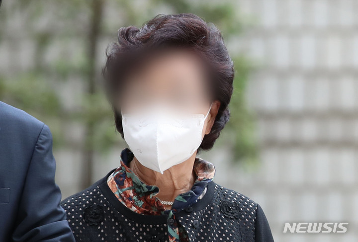 [서울=뉴시스] 박미소 기자 = 불법 요양병원을 운영하면서 수십억원대 요양급여를 부정수급한 혐의로 재판에 넘겨진 윤석열 전 검찰총장의 장모 최모(74)씨가 28일 오후 서울 서초구 서울고등법원에서 열린 항소심 2차 공판에 출석하고 있다. 2021.09.28. misocamera@newsis.com