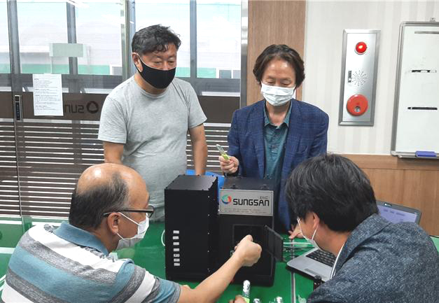 [광주=뉴시스]이창우 기자 = 한국광기술원 광의료바이오연구센터가 소변에 시약을 떨어뜨려 나온 빛의 세기를 측정해 '나트륨(Na)·칼륨(K)' 함량과 비율을 정확하게 측정할 수 있는 '스마트 소변검사 기술개발'에 성공했다. (사진=한국광기술원 제공) 2021.09.28 photo@newsis.com *재판매 및 DB 금지