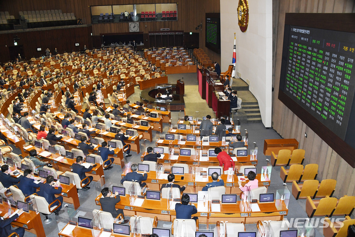 [서울=뉴시스] 최진석 기자 = 28일 서울 여의도 국회에서 열린 본회의에서 고향에 최대 10만원을 기부하면 전액 세액공제 하는 내용의 '고향사랑 기부금에 관한 법률' 제정안이 상정 표결되고 있다. (공동취재사진) 2021.09.28. photo@newsis.com