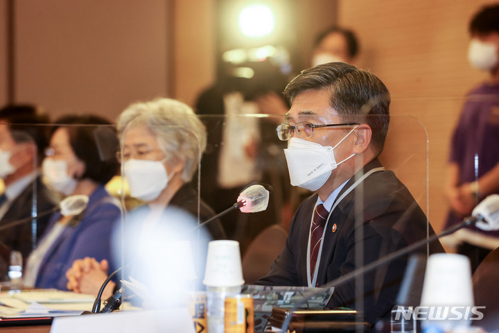 [서울=뉴시스] 김선웅 기자 = 서욱 국방부 장관이 28일 오후 서울 용산구 국방컨벤션센터에서 열린 제4차 민관군 합동위원회 정기회의에서 발언하고 있다. 왼쪽은 박은정 민관군 합동위원회 공동위원장. (공동취재사진) 2021.09.28. photo@newsis.com