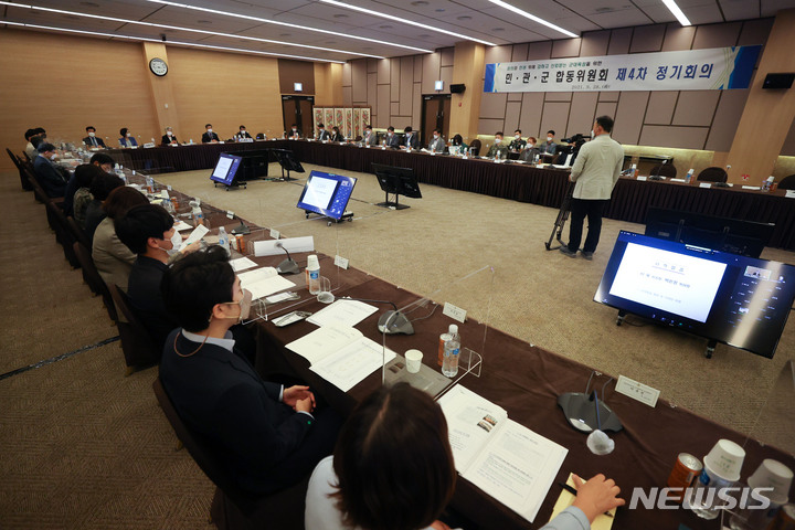 [서울=뉴시스] 김선웅 기자 = 28일 오후 서울 용산구 국방컨벤션센터에서 서욱 국방부 장관, 박은정 민관군 합동위원회 공동위원장 등이 참석한 제4차 민관군 합동위원회 정기회의가 진행되고 있다. (공동취재사진) 2021.09.28. photo@newsis.com
