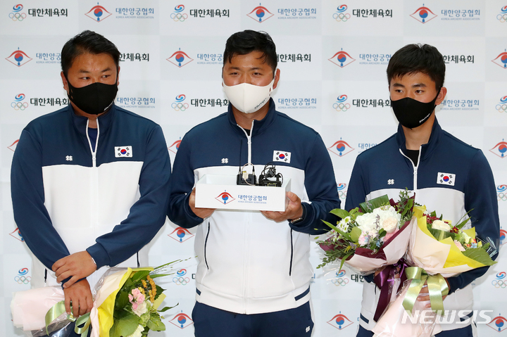 [인천공항=뉴시스] 조성우 기자 = 대한민국 양궁 대표팀 오진혁, 김우진, 김제덕이 28일 오후 미국에서 열린 세계선수권대회 일정을 마치고 인천국제공항 제1여객터미널을 통해 귀국한 뒤 취재진과 인터뷰를 하고 있다. 2021.09.28. xconfind@newsis.com