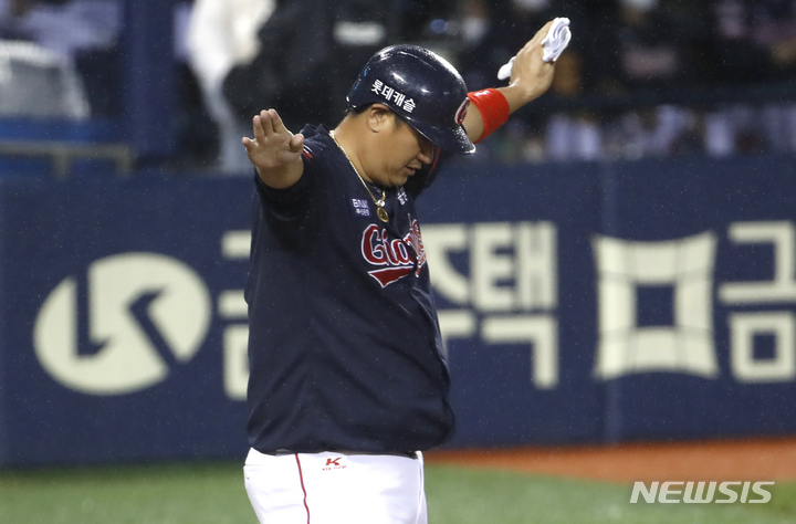 [서울=뉴시스] 정병혁 기자 = 28일 오후 서울 송파구 잠실야구장에서 열린 2021 신한은행 SOL KBO리그 롯데 자이언츠와 LG 트윈스의 경기, 4회초 1사 주자 1,3루 롯데 안중열 내야 땅볼 상황 3루 주자 롯데 이대호가 홈으로 파고 들어 세이프 되고 있다. 2021.09.28. jhope@newsis.com