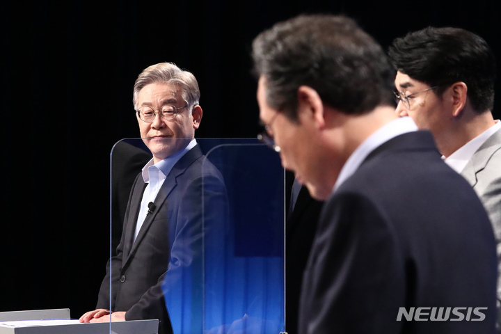 [서울=뉴시스] 국회사진기자단 = 더불어민주당 이재명(왼쪽) 대선 경선 후보가 28일 서울 목동 SBS에서 열린 더불어민주당 제20대 대선 후보 TV토론에 참석해 리허설 준비를 하고 있다. 2021.09.28. photo@newsis.com