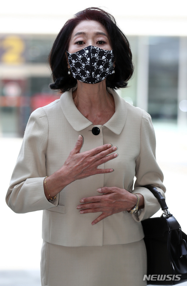 [서울=뉴시스]이영환 기자 = 이재명 경기도지사를 상대로 3억원의 손해배상 청구 소송을 제기한 배우 김부선이 21일 오후 서울 송파구 서울동부지방법원에서 열린 첫 재판에 출석하며 발언을 하고 있다. 2021.04.21. 20hwan@newsis.com *재판매 및 DB 금지 *재판매 및 DB 금지 *재판매 및 DB 금지