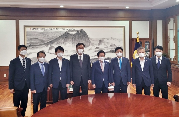 28일 국회세종의사당 건립 내용이 담긴 국회법 통과 후 기념 사진을 찍고 있다. 왼쪽부터 이태환 세종시의회 의장, 강준현·박완주·정진석 국회의원, 박병석 국회의장, 이춘희 세종시장, 홍성국 국회의원, 복기왕 국회의장 비서실장. *재판매 및 DB 금지