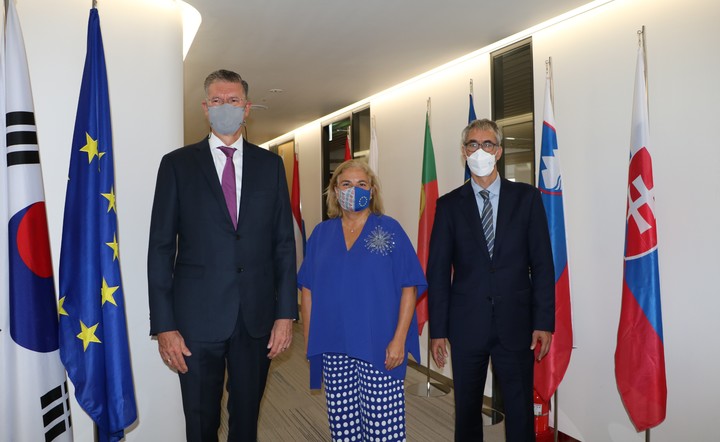 [서울=뉴시스] ) (왼쪽부터) 디어크 루카트 주한유럽상공회의소(ECCK)회장, 마리아 카스티요 페르난데즈 주한 EU대사, 크리스토프 하이더 ECCK 총장이 ECCK 2021년도 백서 발간 기자회견에 앞서 기념촬영을 하고 있다. (주한유럽상공회의소 제공) *재판매 및 DB 금지