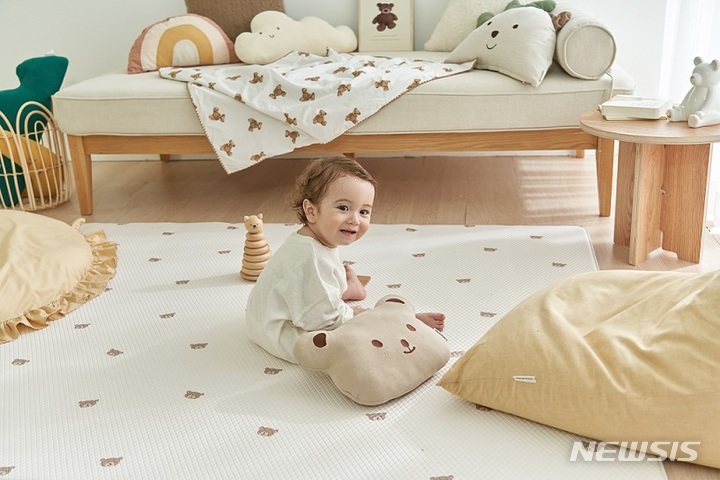 [서울=뉴시스] 데코뷰 '곰돌이 양면쿠션 놀이방매트'. (사진=데코뷰 제공) 2021.09.29. photo@newsis.com