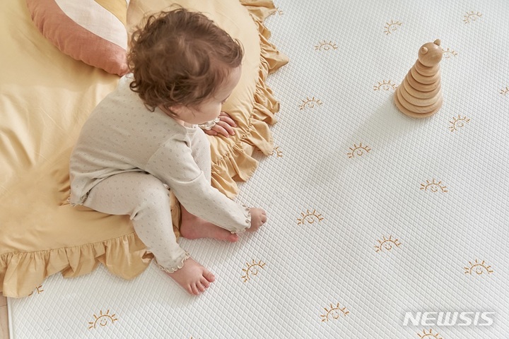[서울=뉴시스] 데코뷰 '선샤인 스마일 양면쿠션 놀이방매트'. (사진=데코뷰 제공) 2021.09.29. photo@newsis.com