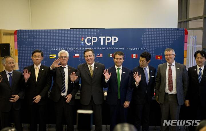 [산티아고=AP/뉴시스] 중국 관영 언론이 영국의 포괄적·점진적 환태평양경제동반자협정(CPTPP) 가입을 언급하면서 중국의 가입을 논의해야 한다고 16일(현지시간) 주장했다. 사진은 지난 2019년 칠레 수도 산티아고에서 포괄적·점진적 환태평양경제동반자협정(CPTPP) 회의 후 각국 장관이 모여 함께 찍은 사진. 2023.07.17.