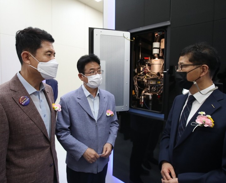 [포항=뉴시스] 강진구 기자 = 경북 포항시는 29일 오후 포항융합기술산업지구 일원에서 미래 바이오산업 육성의 중심이 될 ‘세포막단백질연구소’ 준공식을 갖고 본격적인 운영에 들어갔다.사진은 시설을 둘러보는 이철우 도지사와 이강덕 포항시장.(사진=포항시 제공) 2021.09.29.photo@newsis.com *재판매 및 DB 금지