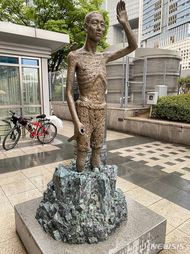[서울=뉴시스] 서울 용산역 광장에 세워진 '강제징용노동자상'이 훼손된 채 놓여있다. 2021.09.29. photo@newsis.com (사진 = 민주노총 제공)