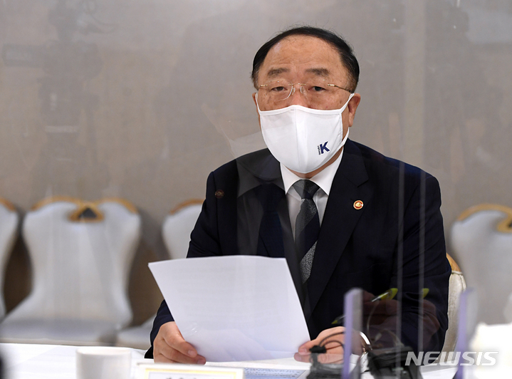 [서울=뉴시스] 김명원 기자 = 홍남기 경제부총리 겸 기획재정부 장관이 29일 오전 서울 종로구 정부서울청사에서 열린 제31차 부동산시장 점검 관계장관회의에 참석해 발언하고 있다. (공동취재사진) 2021.09.29. photo@newsis.com