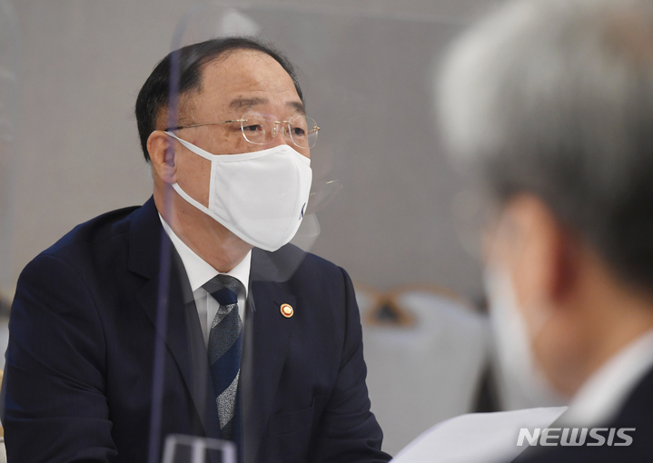[서울=뉴시스] 김명원 기자 = 홍남기 경제부총리 겸 기획재정부 장관이 29일 오전 서울 종로구 정부서울청사에서 열린 제31차 부동산시장 점검 관계장관회의에 참석해 발언하고 있다. (공동취재사진) 2021.09.29. photo@newsis.com
