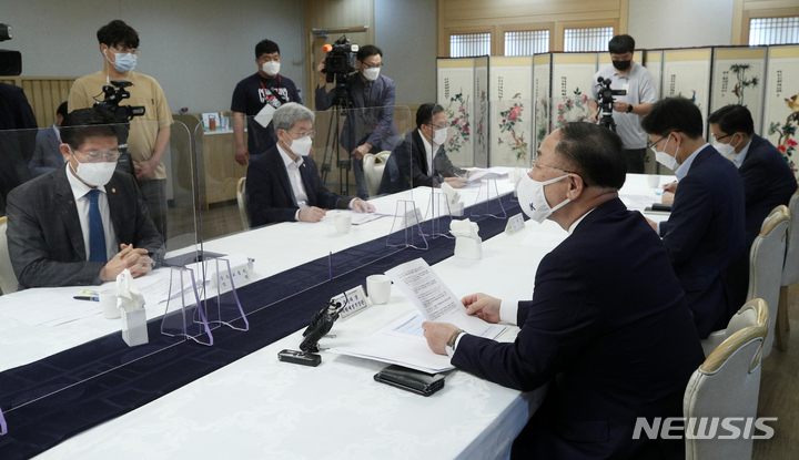 [서울=뉴시스] 김명원 기자 = 홍남기 경제부총리 겸 기획재정부 장관이 29일 오전 서울 종로구 정부서울청사에서 열린 제31차 부동산시장 점검 관계장관회의에 참석해 발언하고 있다. (공동취재사진) 2021.09.29. photo@newsis.com