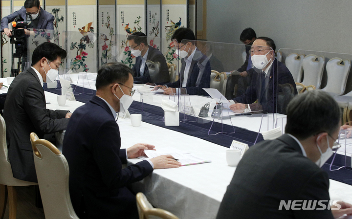 [서울=뉴시스] 김명원 기자 = 홍남기 경제부총리 겸 기획재정부 장관이 29일 오전 서울 종로구 정부서울청사에서 열린 제31차 부동산시장 점검 관계장관회의에 참석해 발언하고 있다. (공동취재사진) 2021.09.29. photo@newsis.com