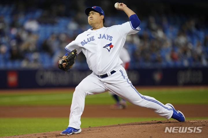 [토론토=AP/뉴시스] 토론토 블루제이스 류현진이 28일(현지시간) 캐나다 토론토의 로저스센터에서 열린 2021 메이저리그(MLB) 뉴욕 양키스와의 경기에 선발 등판해 1회 투구하고 있다. 류현진은 4⅓이닝 6피안타 1볼넷 3탈삼진 3실점 하며 팀이 2-3으로 뒤진 상황에서 교체됐다. 2021.09.29.