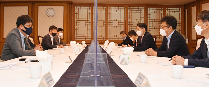 [서울=뉴시스] 전진환 기자 = 이억원 기획재정부 차관이 29일 서울 광화문 정부서울청사에서 열린 '제29차 물가관계차관회의'에서 모두발언을 하고 있다. (사진=기획재정부 제공) 2021.09.29. photo@newsis.com *재판매 및 DB 금지