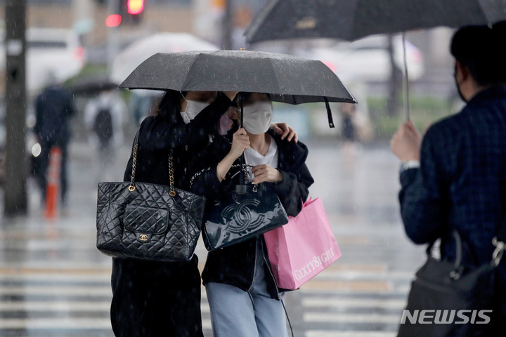 [서울=뉴시스] 김병문 기자 = 가을비가 내리는 지난달 29일 오전 서울 중구 서울역 인근에서 시민들이 함께 우산을 쓰고 있다. 2021.09.29. dadazon@newsis.com