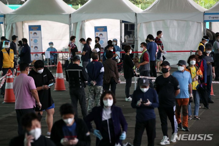 [서울=뉴시스] 김선웅 기자 = 0시 기준 2885명의 신규 코로나19 확진자가 발생한 지난 29일 서울 송파구 가락시장에 설치된 선별진료소에서 시장 상인 등 시민들이 검사를 받기 위해 줄을 서고 있다. 2021.09.29. mangusta@newsis.com