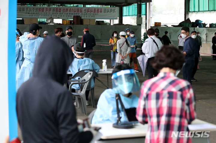 [서울=뉴시스] 김선웅 기자 = 지난 29일 서울 송파구 가락시장에 설치된 선별진료소에서 시장 상인 등 시민들이 검사를 받기 위해 줄을 서고 있다. 가락시장 누적 확진자 수는 746명이다. 2021.09.29. mangusta@newsis.com